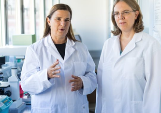 Studienleiterin Dorothee von Laer (li) und Janine Kimpel (re) vom Institut für Virologie der Medizinischen Universität Innsbruck. (c) Florian Lechner/MUI