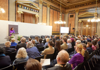 Einleitende Worte. Vorständin des Nationalfonds Hannah Lessing (Copyright: Parlamentsdirektion/Thomas Topf)
