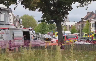 Die Rettungskräfte sind mit einem Grossaufgebot vor Ort. (Bild: Screenshot Twitter/PZAntwerpen)