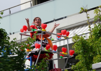 Clown auf Hebebühne