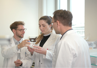 Die Empa-Forscher Kevin De France und Gustav Nyström (rechts) entwickelten gemeinsam mit Corina Milz von Lidl Schweiz die nachhaltige Cellulose-Schutzschicht für Früchte und Gemüse. Bild: Empa