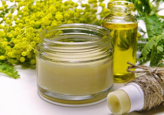 Die unterschiedlichsten Pflegeprodukte begegnen einem im Alltag, doch ist immer genau zu erkennen welche Inhaltsstoffe in den Produkten enthalten sind? Selbstgemachte Kosmetik bietet genau dieses Alleinstellungsmerkmal.