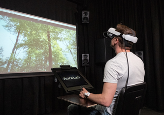 Im AuraLab der Empa tauchten Probandinnen und Probanden mit einer VR-Brille in virtuelle Welten ein, um die erholsame Wirkung von Grünflächen zu untersuchen. — © Empa