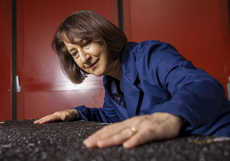 Bitumen im Blick: Lily Poulikakos leitet an der Empa die Testreihen und hilft, die Eigenschaften von Gummi-Asphalt realistisch einzuschätzen. Bild: Gian Vaitl