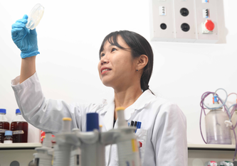 Empa-Forscherin Mihyun Lee vom «Biointerfaces»-Labor in St. Gallen entwickelt antimikrobielle Nanotherapien. Bild: Empa