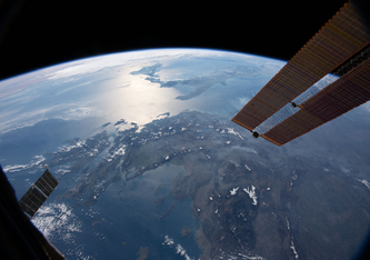 Unabhängig von der Nutzung, ob im natürlichen Erdsystem oder der von Menschen erschaffenen Technosphäre, wird die gesamte Energie letztlich wieder ins All abgestrahlt. Bild: NASA
