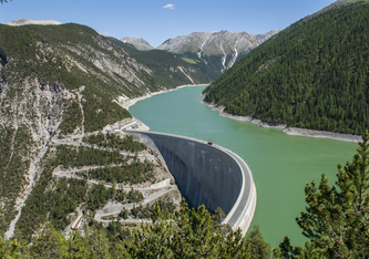 Die Staumauer Punt da Gall am Lago di Livigno wurde 1970 fertiggestellt. Einige der wasserführenden Rohre sind mit PCB-haltiger Rostschutzfarbe geschützt, was damals noch zulässig war. Bild: Schweizerischer Nationalpark