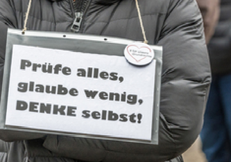 Ironischerweise spiegelt die Realität oft das genaue Gegenteil dieses Leitsatzes wider, da viele Menschen ohne ausreichende Prüfung und kritisches Denken Verschwörungstheorien und irreführenden Informationen Glauben schenken.