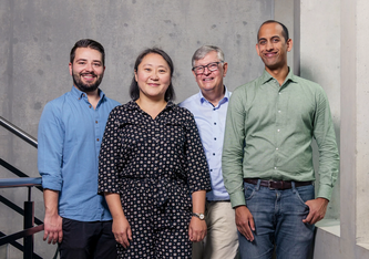 Oliver Tejero und Letztautorin Ching-Ju Tsai, Gebhard Schertler und Matthew Rodrigues (von links nach rechts). © Paul Scherrer Institut PSI/Markus Fischer
