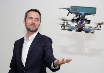 Mirko Kovac, hier mit einer anderen Art von Drohne, ist Leiter des «Materials and Technology Center of Robotics» der Empa und Direktor des «Aerial Robotics Laboratory» am «Imperial College London». Bild: Imperial College London