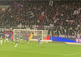 Spektakuläre Szene vor dem Goal von St. Gallen – eine von vielen am Samstagabend.  (Foto: R. Straumann)