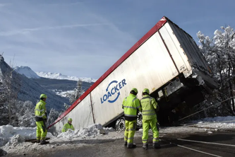 Spektakulärer Unfall. (Bildquelle: Kantonspolizei Graubünden)