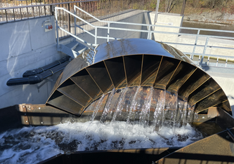 Das neuartige Wasserschöpfrad fördert im Vollbetrieb rund 150 Liter Wasser pro Sekunde aus eigener Kraft. Bild: Empa