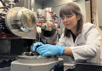 Empa-Forscherin Federica Orellana arbeitet mit einem Mikro-Computertomographen, um Meniskus-Gewebeproben zu analysieren. Bild: Empa