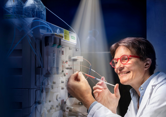 PSI-Forscherin Valérie Panneels reinigt das rote Protein Rhodopsin, um es später am Freie-Elektronen-Röntgenlaser SwissFEL zu untersuchen. (Foto: Scanderbeg Sauer Photography)