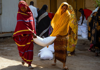Das WFP verteilt Nothilfe an Personen, die in der Osma Degna Schule in Port Sudan Zuflucht suchen. © WFP / Abubakar Garelnabei