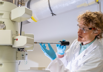 Empa-Forscher Lukas Gerken stellt Nanopartikel für die Krebstherapie mittels Flammensynthese her. Um die winzigen Metallpartikel sichtbar zu machen, wird das Elektronenmikroskop mit Flüssigstickstoff auf eisige Temperaturen gekühlt.