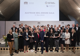 Austrian SDG-Award Gala, Grupenfoto mit allen Preisträger:innen und Laudator:innen © Parlamentsdirektion / Thomas Jantzen