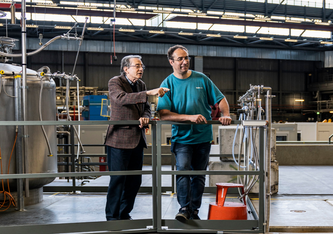Franz Kottmann (links) und Karsten Schuhmann, die beide wesentliche Vorarbeiten für das entscheidende Experiment geleistet haben (Foto: Paul Scherrer Institut/Markus Fischer)