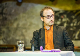 Arpad W.Tóta (43), ungarischer Publizist. Er erhielt 2003 den Pulitzer Preis. Er lebt in Budapest und publiziert in den wenigen, noch existierenden freien Medien.