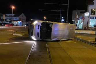 Der Lieferwagen kippte auf die Seite. (Bildquelle: Kantonspolizei Aargau)
