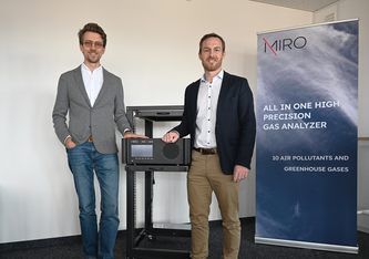 Die Gründer von MIRO Analytical, Morten Hundt und Oleg Aseev, mit einem ihrer Geräte. Bild: Empa