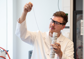 Patrick Danner vom Empa-Labor für Funktionspolymere arbeitet an Aktoren aus weichen Materialien. Bild: Empa