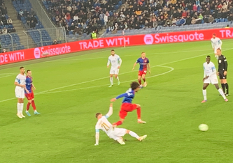 Ein dynamischer Auftritt der jungen FCB-Mannschaft. Von links in rotblau: Millar, Tavares, Chalov. 