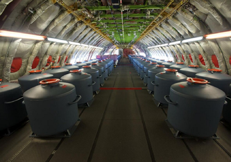 Ballastbehälter mit Wasser in einem Prototyp-Flugtestflugzeug Boeing 747. https://handwiki.org/wiki/index.php?curid=1417712"
