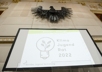 Klimajugendrat - Verleihung Climate Action Award Videowall und Bundesadler © Parlamentsdirektion / Thomas Jantzen