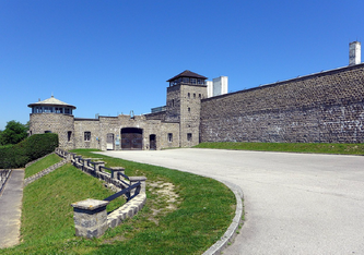Einfahrtsgebäude zum KZ Mauthausen (Wikimedia Commons CC BY-SA 3.0)