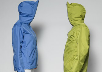 Regencape aus recyclingmaterial. Die grüne Farbe der Jacke zeigt, dass Material aus dem Recyclingprozess verarbeitet ist. Bild: Schoeller Textil AG