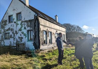 Vor Ort in Irland: Empa-Forscher Andreas Leemann steht den Medien Rede und Antwort zu den Forschungsresultaten der Empa. Bild: Paul Dunlop/Ulster University