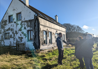 Vor Ort in Irland: Empa-Forscher Andreas Leemann steht den Medien Rede und Antwort zu den Forschungsresultaten der Empa. Bild: Paul Dunlop/Ulster University 