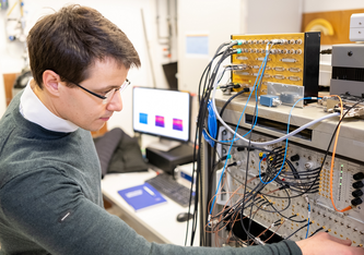 Mickael L. Perrin in seinem Labor (Image: Empa)