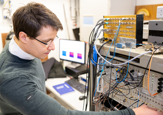 Mickael L. Perrin in seinem Labor (Image: Empa)