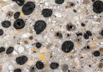 Beton könnte ganz erhebliche Mengen an CO2 speichern, wenn herkömmliche Gesteinskörnungen beispielsweise durch Pellets aus Pflanzenkohle ersetzt würden. Bild: Empa