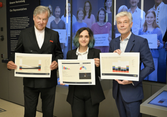 Von links: Herwig Hösele, Sarah Sulollari, Parlamentsdirektor Harald Dossi (Copyright: Parlamentsdirektion/Johannes Zinner)