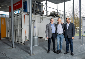 Leigh Hackett (links) und Saurabh Kapoor (rechts) von Metafuels und Marco Ranocchiari vom PSI (Mitte) auf der ESI-Plattform. 