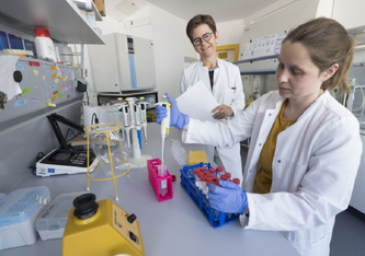 Immunologie-Professorin Martina Sester (links) mit ihrer Doktorandin Franziska Hielscher, die die Novavax-Studie durchgeführt hat. Iris Maurer Universität des Saarlandes