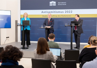 Podium von links: IFES Studienleiterin Eva Zeglovits, Nationalratspräsident Wolfgang Sobotka (ÖVP), Braintrust Projektkoordinator Thomas Stern Copyright: Parlamentsdirektion/Anna Rauchenberger