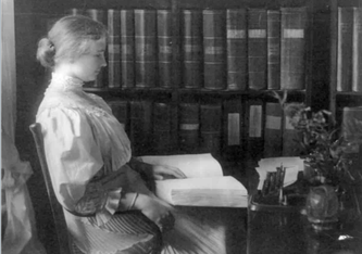 Helen Keller liest Punktschrift (Braille). Foto von etwa 1907. Helen Keller Von Unbekannt/Library of Congress. Lizenz: Gemeinfrei (Public Domain)