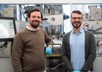 Innovation im Gange: CEO Moritz Futscher und CTO Abdessalem Aribia im Coating Competence Center der Empa. Bild: Empa