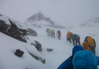 Teamwork: Die Forschenden steigen zur Station im Hohe Tauern Nationalpark auf. Bild: ZAMG/Niedermoser