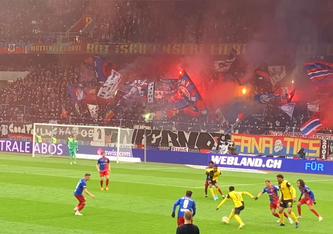 Spektakel auf den Rängen, Spektakel auf dem Rasen. 26'000 Zuschauer hatte ihre helle Freude am Spitzenspiel zwischen Basel und Young Boys.