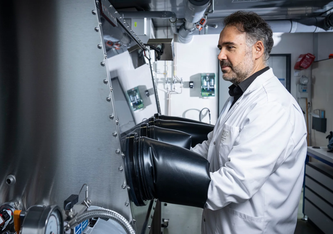Mario El Kazzi hat mit seinem Team eine Kathodenoberflächenbeschichtung entwickelt, die Betriebsspannungen von bis zu 4,8 Volt ermöglicht. © Paul Scherrer Institut PSI/Mahir Dzambegovic