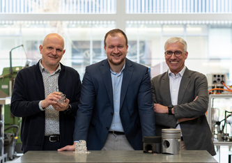 Erfindergeist im Team: von links, Patrik Soltic, Andyn Omanovic und Wolfgang Schneider. Bild: Empa 