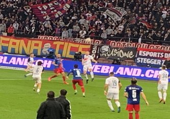 Erfolgreicher Abwehrkampf der Luzerner in Basel. Badstuber klärt vor Cabral und Esposito. (Foto: R. Straumann)