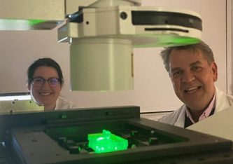 Der Marburger Zellforscher Sven Bogdan und seine Doktorandin Franziska Lehne nutzten hochauflösende Methoden der Fluoreszenzmikroskopie, um den Wundverschluss in der Haut der Fruchtfliege zu studieren. Foto: Marvin Rötte