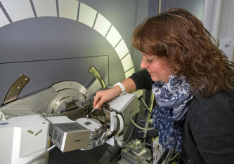 Empa-Forscherin Antonia Neels leitet das Zentrum für Röntgenanalytik. Sie ist Expertin für metallische Gläser und wird die Proben aus der ISS analysieren.